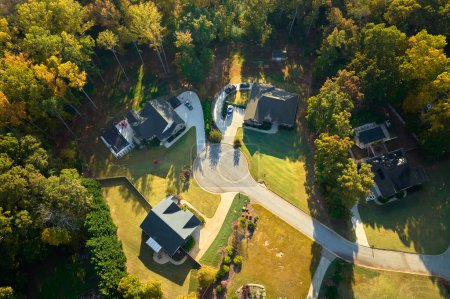 Foto de Vista aérea de casas clásicas americanas en el área residencial de Carolina del Sur. Nuevas casas familiares como ejemplo de desarrollo inmobiliario en los suburbios de EE.UU.. - Imagen libre de derechos