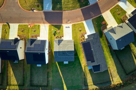 Foto de Vista aérea de casas muy pobladas en la zona residencial de Carolina del Sur. Nuevas casas familiares como ejemplo de desarrollo inmobiliario en suburbios americanos. - Imagen libre de derechos