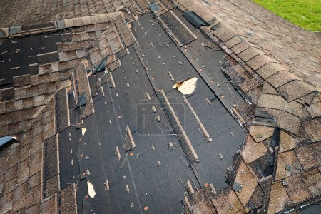 Techo de la casa dañado con tejas desaparecidas después del huracán Ian en Florida. Consecuencias del desastre natural.