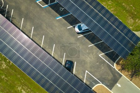 Téléchargez les photos : Solar panels installed over parking lot for parked cars for effective generation of clean energy. - en image libre de droit