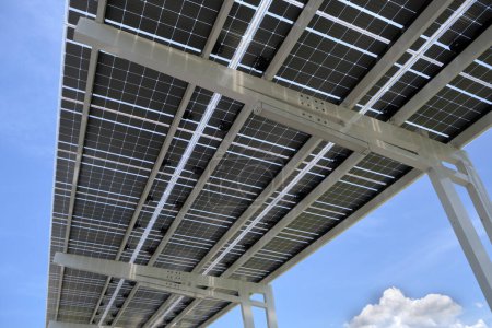Foto de Solar panels installed over parking lot canopy shade for parked cars for effective generation of clean energy. - Imagen libre de derechos