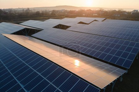 Foto de Vista aérea de una gran central eléctrica sostenible con filas de paneles fotovoltaicos solares para producir energía eléctrica ecológica limpia. Electricidad renovable con concepto de cero emisiones - Imagen libre de derechos