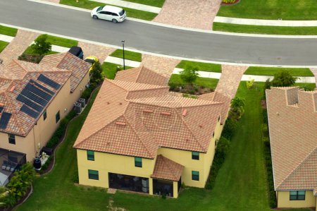 Foto de Vista aérea de la típica casa privada americana contemporánea con azotea cubierta con tejas de cerámica y garaje doble. - Imagen libre de derechos