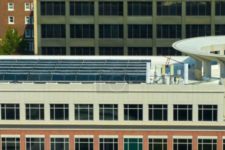 Blaue Photovoltaik-Sonnenkollektoren auf dem Dach eines Wohnhauses zur Erzeugung sauberen ökologischen Stroms. Erstellung eines Konzepts für erneuerbare Energien.