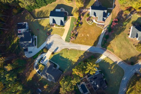 Foto de Vista aérea de nuevas casas familiares entre árboles amarillos en el área suburbana de Carolina del Sur en la temporada de otoño. Desarrollo inmobiliario en suburbios americanos. - Imagen libre de derechos