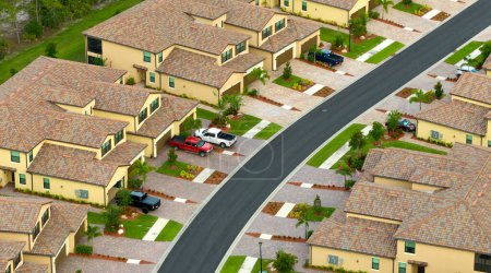 Vista aérea de casas muy llenas en Florida cerrado clubes de vida. Viviendas familiares como ejemplo de desarrollo inmobiliario en suburbios americanos.