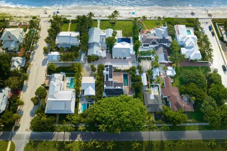 Blick von oben auf große Wohnhäuser in einem geschlossenen Golfclub in Südflorida. Amerikanische Traumhäuser als Beispiel für Immobilienentwicklung in US-Vorstädten.