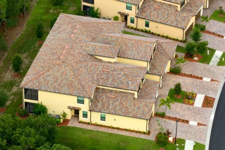 Vue aérienne de la maison privée américaine contemporaine typique avec toit couvert de bardeaux de céramique et garage double.
