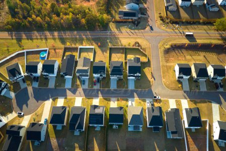 Téléchargez les photos : Vue aérienne du cul-de-sac à l'impasse de la rue du quartier avec des maisons bien remplies en Caroline du Sud vivant aeria. Maisons familiales comme exemple de développement immobilier en banlieue américaine. - en image libre de droit