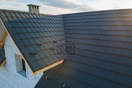 Foto de Vista aérea de casa inacabada con paredes de hormigón ligero aireado y marco de techo de madera cubierto con azulejos metálicos en construcción. - Imagen libre de derechos