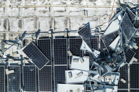 Panneaux solaires photovoltaïques détruits par l'ouragan Ian monté sur le toit d'un bâtiment industriel pour produire de l'électricité écologique verte. Conséquences des catastrophes naturelles.