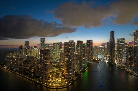 Paisaje urbano nocturno del distrito centro de Miami Brickell en Florida, Estados Unidos. Skyline con edificios de rascacielos altos brillantemente iluminados en la megápolis americana moderna.