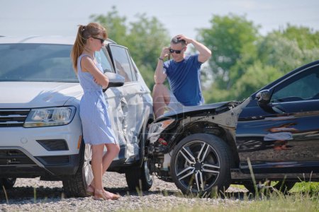 Zwei Autofahrer telefonieren mit dem Handy, während sie bei einem Autounfall um Hilfe beim Rettungsdienst rufen. Verkehrssicherheits- und Versicherungskonzept.
