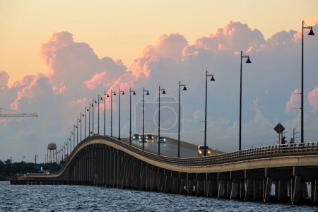 Téléchargez les photos : Barron Collier Bridge and Gilchrist Bridge in Florida with moving traffic. Transportation infrastructure in Charlotte County connecting Punta Gorda and Port Charlotte over Peace River. - en image libre de droit
