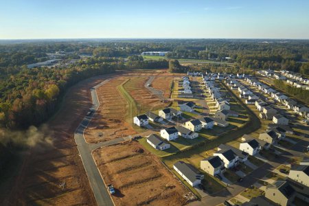 Foto de Vista desde arriba de casas residenciales densamente construidas en construcción en la zona residencial de Carolina del Sur. Casas de ensueño estadounidenses como ejemplo de desarrollo inmobiliario en los suburbios de EE.UU.. - Imagen libre de derechos