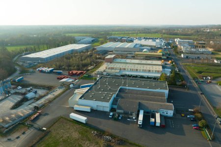 Foto de Vista aérea de la moderna estructura de fábrica para la producción y distribución de equipos industriales. Concepto de industria global. - Imagen libre de derechos