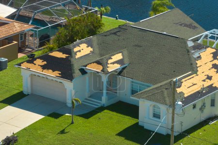 Foto de Huracán Ian destruido techo de la casa en la zona residencial de Florida. El desastre natural y sus consecuencias. - Imagen libre de derechos