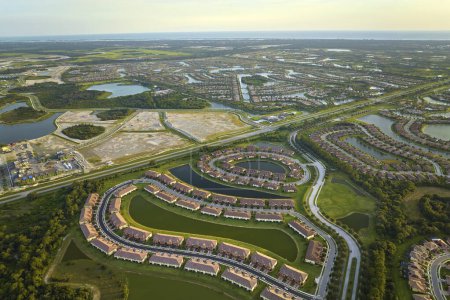 Foto de Vista desde arriba de casas residenciales densamente construidas en construcción en clubes de vida cerrados en el sur de Florida. Casas de ensueño estadounidenses como ejemplo de desarrollo inmobiliario en los suburbios de EE.UU.. - Imagen libre de derechos