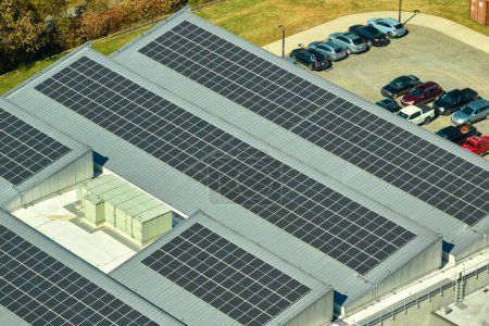 Foto de Vista aérea de la planta de energía solar con paneles fotovoltaicos azules montados en el techo del edificio industrial para producir electricidad ecológica verde. Producción del concepto de energía sostenible. - Imagen libre de derechos
