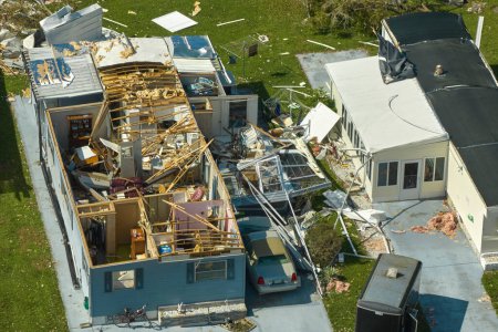 Téléchargez les photos : Gravement endommagé par l'ouragan Ian maisons en Floride zone résidentielle mobile home. Conséquences des catastrophes naturelles. - en image libre de droit