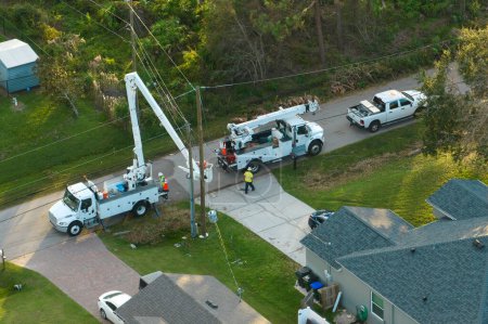 Téléchargez les photos : Vue aérienne des travailleurs électriciens réparant les lignes électriques endommagées après l'ouragan Ian en Floride banlieue. - en image libre de droit