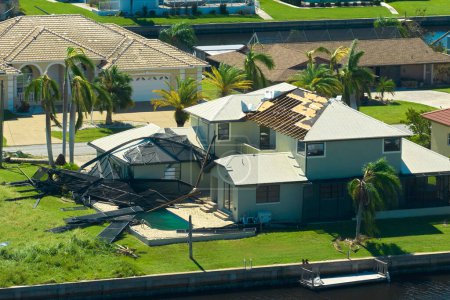 Hurrikan Ian zerstörte Hausdächer in Wohngebiet in Florida. Naturkatastrophen und ihre Folgen.