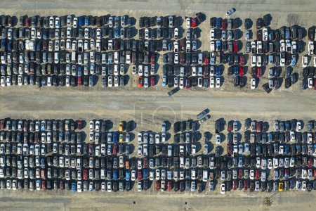 Téléchargez les photos : Aerial view of auction reseller company big parking lot with parked cars ready for remarketing services. Sales of secondhand vehicles. - en image libre de droit