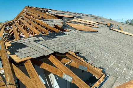 Catastrophe naturelle et ses conséquences. L'ouragan Ian a détruit le toit de la maison en Floride quartier résidentiel.