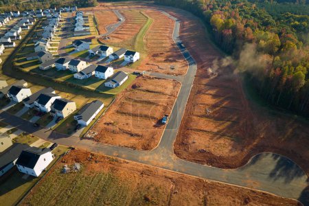 Téléchargez les photos : Real estate development with tightly located family houses under construction in South Carolina suburban area. Concept of growing american suburbs. - en image libre de droit