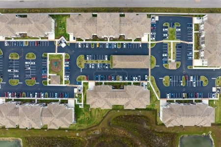 Foto de Vista superior de los nuevos condominios de apartamentos en la zona suburbana de Florida. Vivienda familiar en barrio tranquilo. Desarrollo inmobiliario en suburbios americanos. - Imagen libre de derechos
