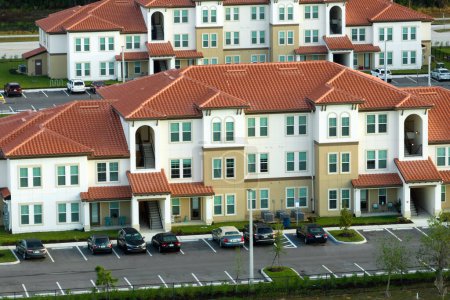 Foto de Vista desde arriba de apartamentos residenciales en la zona suburbana de Florida. Condominios americanos como ejemplo de desarrollo inmobiliario en los suburbios de EE.UU.. - Imagen libre de derechos