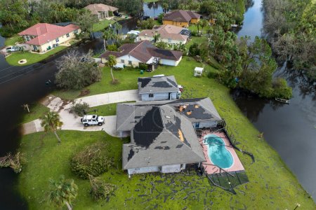 Téléchargez les photos : Détruite toit de la maison par l'ouragan Ian vents forts dans la zone résidentielle de Floride. Catastrophe naturelle et ses conséquences. - en image libre de droit