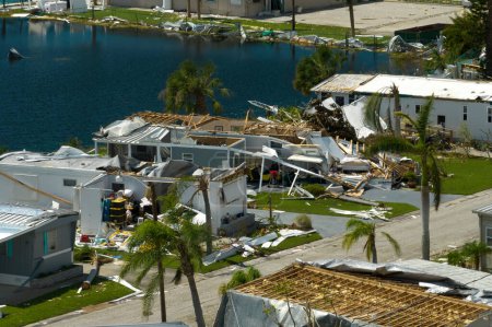 Téléchargez les photos : Les maisons mobiles se sont effondrées et endommagées après que l'ouragan Ian ait balayé la zone résidentielle de Floride. Conséquences d'une catastrophe naturelle grave. - en image libre de droit