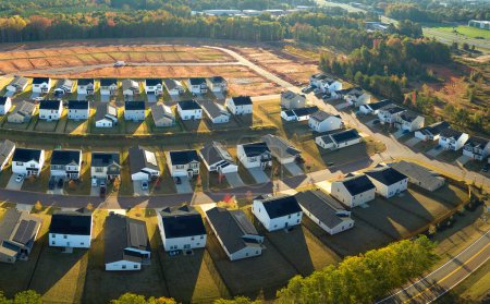 Foto de Vista aérea de casas muy pobladas en la zona residencial de Carolina del Sur. Nuevas casas familiares como ejemplo de desarrollo inmobiliario en suburbios americanos. - Imagen libre de derechos