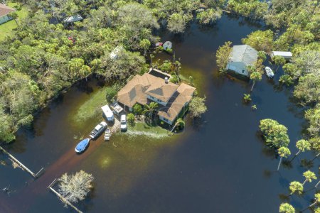 Téléchargez les photos : Entouré par l'ouragan Ian pluie inondations eaux maisons en Floride quartier résidentiel. Conséquences de la catastrophe naturelle. - en image libre de droit