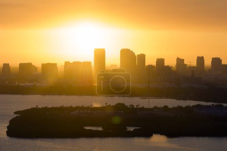 Téléchargez les photos : Paysage de coucher de soleil urbain du centre-ville de Tampa ville en Floride, États-Unis. Skyline dramatique avec de hauts bâtiments gratte-ciel dans la mégapole américaine moderne. - en image libre de droit
