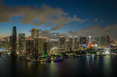 Foto de Paisaje urbano nocturno del distrito centro de Miami Brickell en Florida, Estados Unidos. Skyline con edificios de rascacielos altos brillantemente iluminados en la megápolis americana moderna. - Imagen libre de derechos