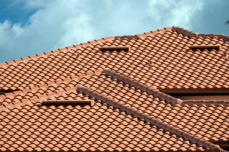 Foto de Filas superpuestas de tejas de cerámica amarilla que cubren el techo de edificios residenciales en el sur de Florida. - Imagen libre de derechos
