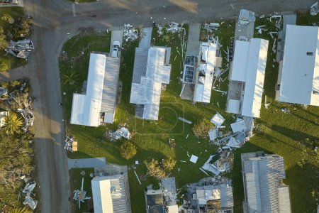 Téléchargez les photos : Détruit par l'ouragan Ian maisons de banlieue en Floride zone résidentielle mobile home. Conséquences des catastrophes naturelles. - en image libre de droit