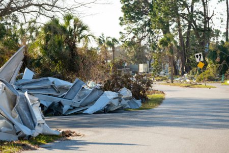 Téléchargez les photos : Piles de déchets sur le côté de la rue de maisons gravement endommagées après l'ouragan en Floride zone résidentielle mobile home. Conséquences des catastrophes naturelles. - en image libre de droit