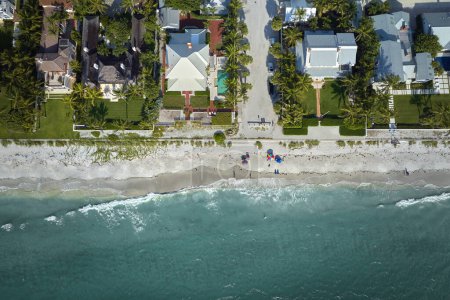 Téléchargez les photos : Riche quartier résidentiel en bord de mer. Quartier riche avec maisons de vacances chères à Boca Grande, petite ville sur l'île de Gasparilla dans le sud-ouest de la Floride. - en image libre de droit