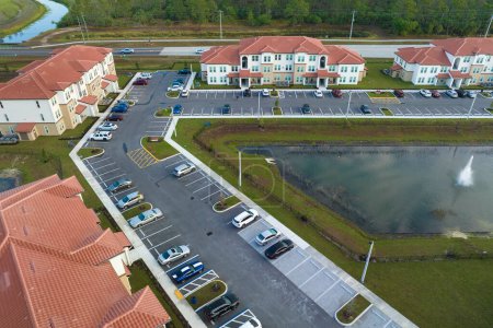 Vista superior de los nuevos condominios de apartamentos en la zona suburbana de Florida. Vivienda familiar en barrio tranquilo. Desarrollo inmobiliario en suburbios americanos.