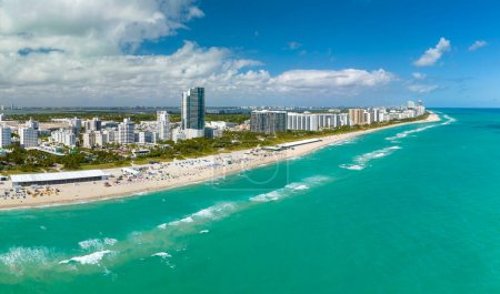 Téléchargez les photos : Miami Beach City d'en haut. Endroit de vacances populaire aux États-Unis. - en image libre de droit