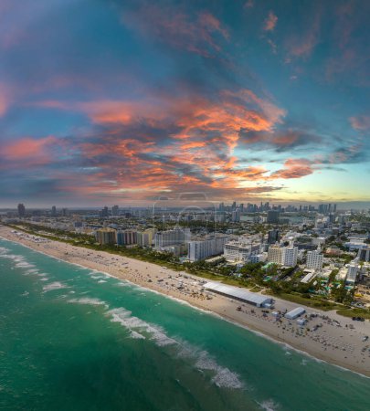 Téléchargez les photos : Hôtels de luxe à South Beach et immeubles d'appartements. Côte sud américaine de Miami Beach. Infrastructures touristiques en Florida, États-Unis. - en image libre de droit