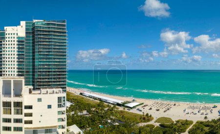 Téléchargez les photos : Vue d'en haut du littoral sud américain de Miami Beach. Hôtels de luxe à South Beach et immeubles d'appartements. Infrastructure touristique dans le sud de la Floride, États-Unis. - en image libre de droit
