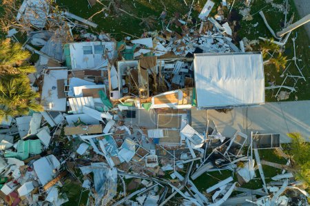 Téléchargez les photos : Gravement endommagé par l'ouragan Ian maisons en Floride zone résidentielle mobile home. Conséquences des catastrophes naturelles. - en image libre de droit