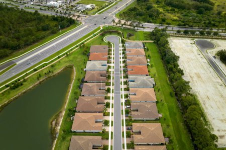 Téléchargez les photos : Vue aérienne du cul de sac à l'impasse de la route de quartier avec des maisons densément construites en Floride salon fermé. Développement immobilier de maisons familiales et d'infrastructures en banlieue américaine. - en image libre de droit