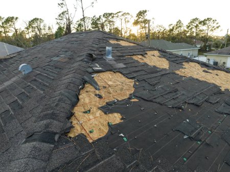 Téléchargez les photos : Catastrophe naturelle et ses conséquences. L'ouragan Ian a détruit le toit de la maison en Floride quartier résidentiel. - en image libre de droit