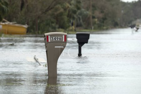 Foto de Calle inundada de huracanes con buzón rodeado de agua en la zona residencial de Florida. Consecuencias del desastre natural. - Imagen libre de derechos