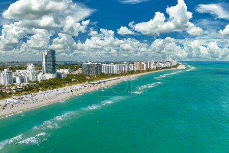 Téléchargez les photos : Hôtels de luxe à South Beach et immeubles d'appartements. Côte sud américaine de Miami Beach. Infrastructures touristiques en Florida, États-Unis. - en image libre de droit